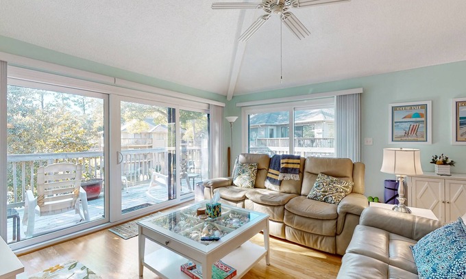 Sea Trail Condominio | Updated golf resort condo near beach with pool, tennis/pickleball & private deck