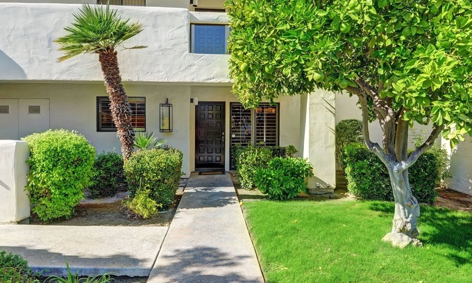 Canyon Corridor Condominio | Piso actualizado 2BD / 2BA Condo en el Popular Canyon Granada