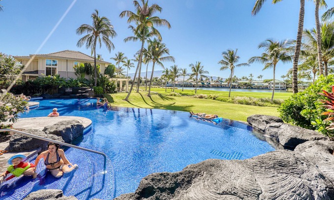 Waikoloa Condominio | Condominio actualizado de 2 dormitorios en la planta baja con aire acondicionado, piscina y gimnasio