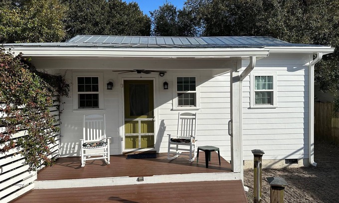 Morehead City Casa | Updated Guest House in Beaufort Historic District--Walkable to Front Street!