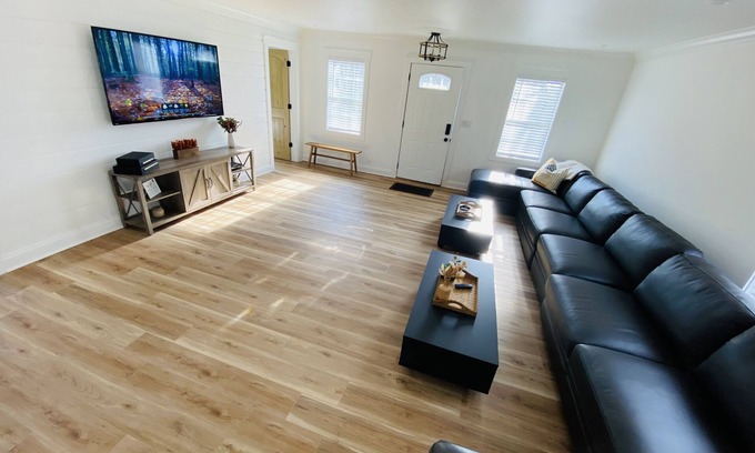 Lake Geneva Casa | Updated Home- Only a few minutes walk to Downtown Lake Geneva!!