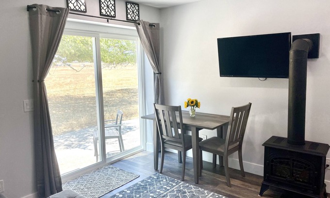 Red Bluff Apartamento | Updated In-Law Suite with laundry and patio for Mid Term Stays