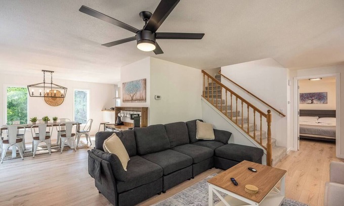 McKenzie Bridge Casa | Updated Large River Front Home with Hot Tub