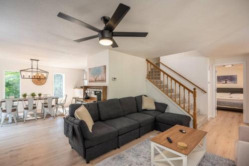 McKenzie Bridge Casa | Updated Large River Front Home With Hot Tub