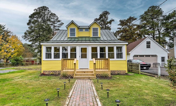 Rose Haven Cabaña | Updated North Beach Cottage: Pet Friendly!