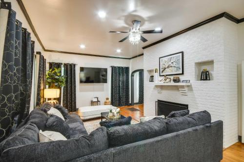 Greenwood Apartamento | Updated North Greenwood Cottage Less Than 1 Mi to Dtwn!