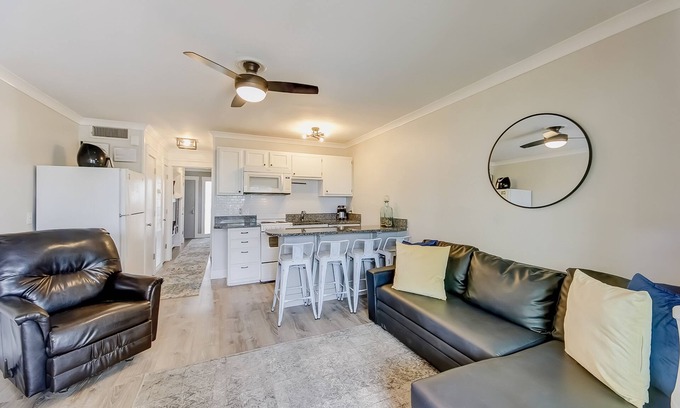 Isle of Palms Condominio | Updated oceanfront condo with balcony, AC, WiFi, pool, pier, & beach access