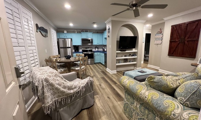 Gulf Shores Condominio | Steps to the Beach. Site has pool, jacuzzi, and grills. Enjoy & Compare.