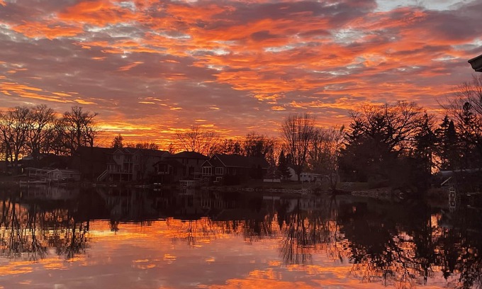 Fond du Lac Casa | Updated private lake home-minutes from Fond du Lac, 20 minutes from EAA.