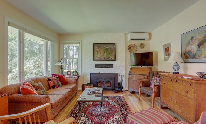 Hood River Casa | Living Color: ¡recientemente remodelado, actualizado, privado a mediados de siglo en un vecindario tranquilo y conveniente!