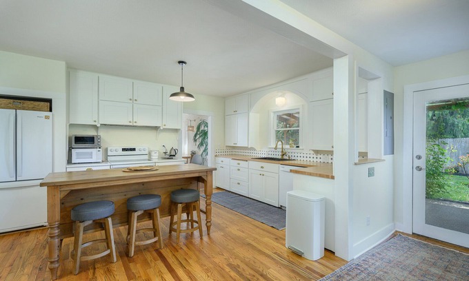 Carlton Casa | Updated & Rustic 1912 Carlton Farmhouse - in Town!