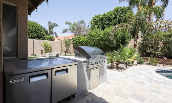 Paradise Park Vista Casa | Updated single-level home with an oasis back yard, private pool & washer/dryer