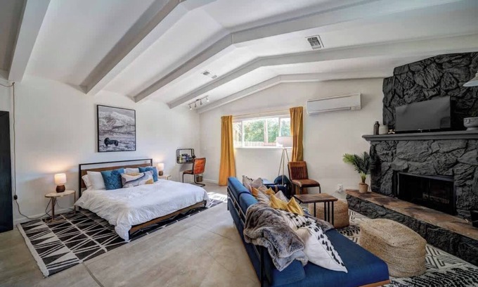 Redding Casa | Updated Studio near Central Redding w/Hot Tub