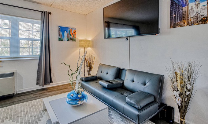 Surfside Beach Condominio | Updated studio with WiFi, full kitchen, onsite pool and tennis courts