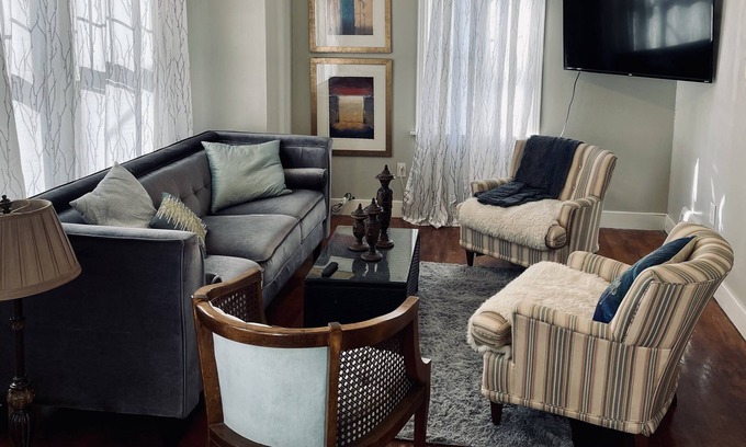 Dubuque Casa | ⭐️Updated stylish home in central Dubuque.. close to colleges, mall, restaurants⭐️