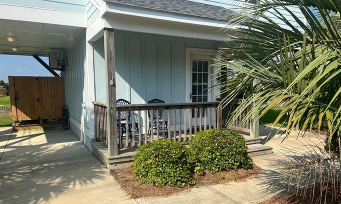 Morehead City Casa | Updated three-story home with kayaks, bikes, & water views - great location