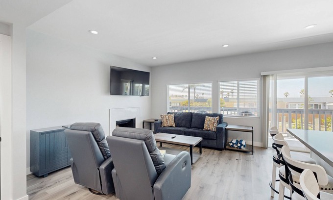 Port Hueneme Casa | Updated townhome in gated community w/ shared pool & jacuzzi - walk to beach