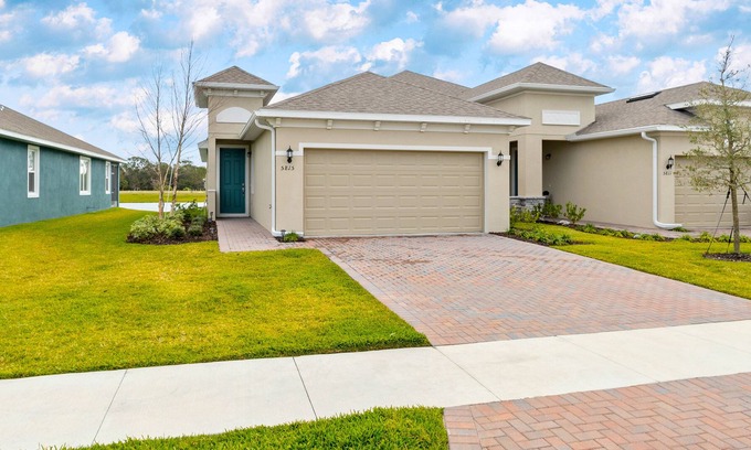 Palmetto Casa | Updated townhome with a lake-view patio, pool & gym access, AC - dog-friendly