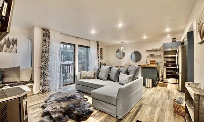 Majestic Pines Condominio | Updated tree top cabin retreat!