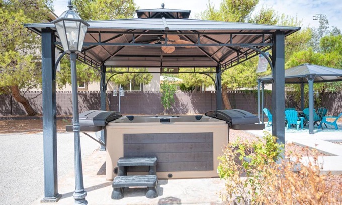 Rainbow Park Casa | Updated, very private, very large, luxurious oasis