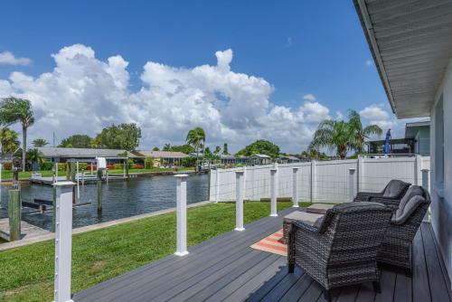 Apollo Beach Casa | Updated Waterfront Condo in Apollo Beach 1572