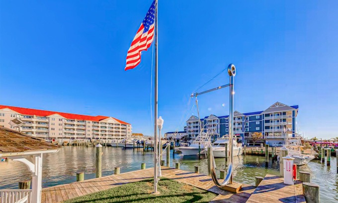 Ocean City Condominio | Updated waterfront condo with washer/dryer, central AC, & seasonal pool