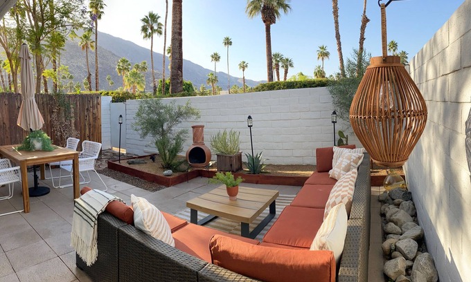 The Mesa Condominio | Updated with Private Patio! 3 mins to Downtown Palm Springs