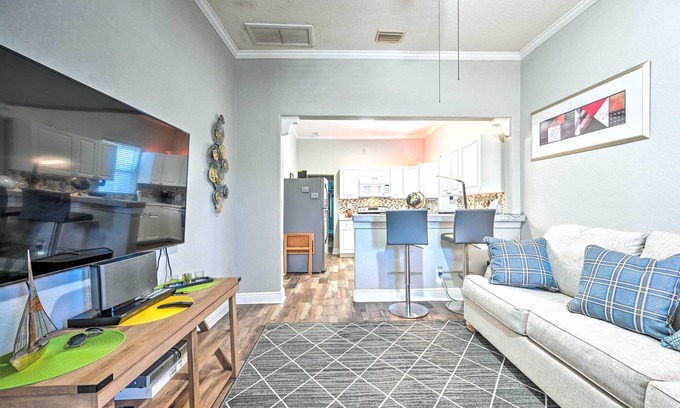 Ybor City Apartamento | Updated Ybor City Duplex ~ 1/2 Mi to Seventh Ave!