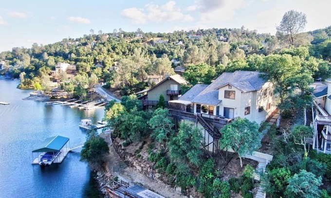 Copperopolis Casa | casa frente al lago con lanzamiento de privilegios y muelle privado