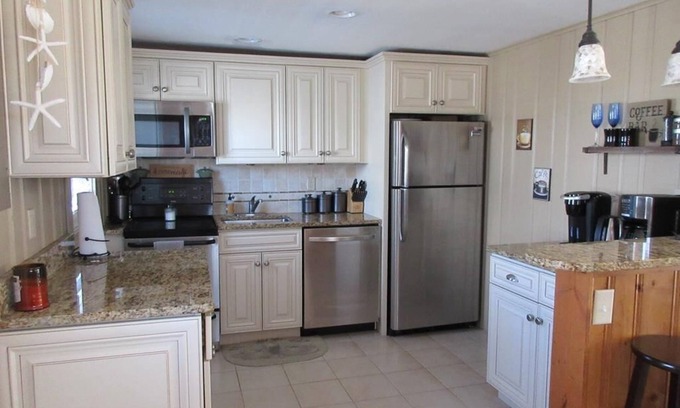 Harvey Cedars Apartamento | Upgraded 2nd floor duplex in the heart of Harvey Cedars close to the bay beach and the ocean.