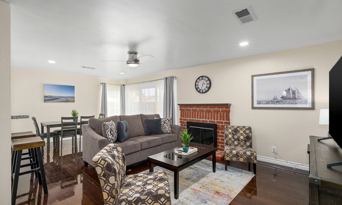 Clovis Casa | Upgraded 3B/2Bth Great Access to All You Need