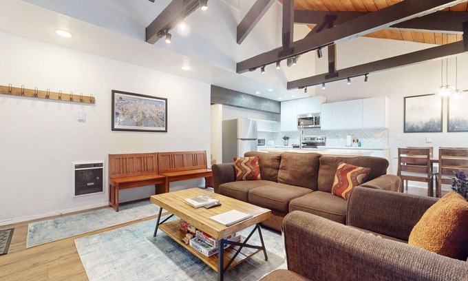 Majestic Pines Condominio | Upgraded Cabin, Private Wash/Dryer. Great Complex Amenities, Near Golf Course