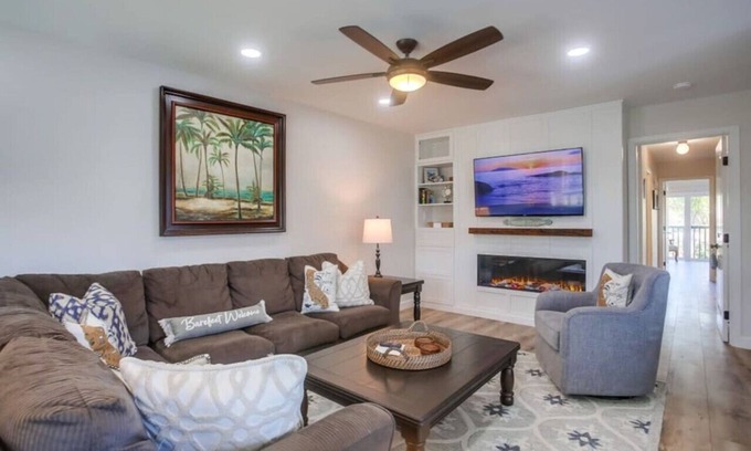 Del Mar Condominio | Upgraded Condo steps to the beach