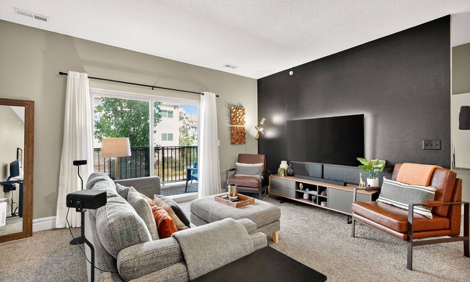 West Des Moines Apartamento | Upgraded | Garage | Balcony | Resort Amenities