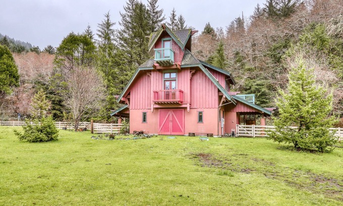Berry Glenn Apartamento | Loft de dos pisos actualizado con vistas a la montaña y chimenea de gas