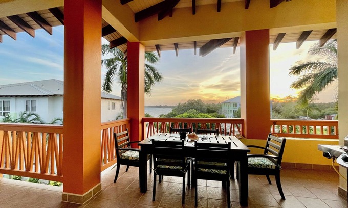 Cocoplum Condominio | Uplifting 'Hummingbird' Penthouse Condo