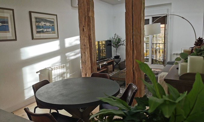 Centro Condominio | Lujoso y elegante 2 dormitorios / 2 baños en el centro de Madrid