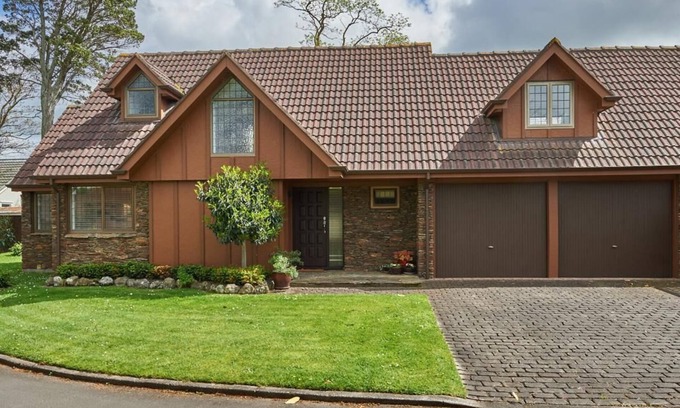 Palmerston North Casa | Upmarket Townhouse - walk to CBD. Park-like surroundings. *spa pool*