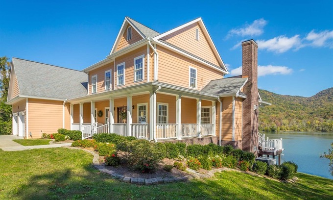 Chattanooga Casa | Upper and Lower Cove | Large Main Home on the Tennessee River!! | 4 Bed, 3.5 Bath