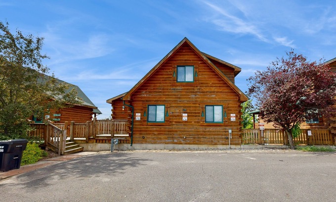 Warrens Casa | Upper-Level duplex, adventure retreat with fire pit, AC, patio & WIFI
