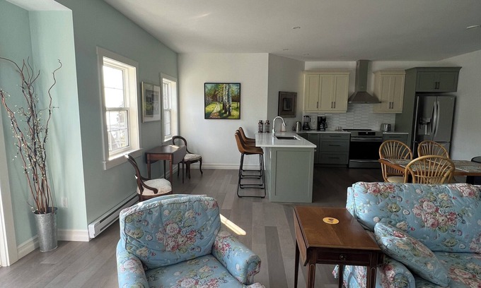 Little Pond Apartamento | Upper level end unit