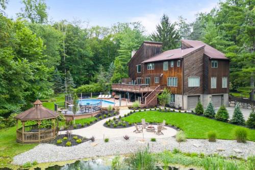Airmont Apartamento | Upper Saddle River Resort w Pool, Hot Tub & Lake