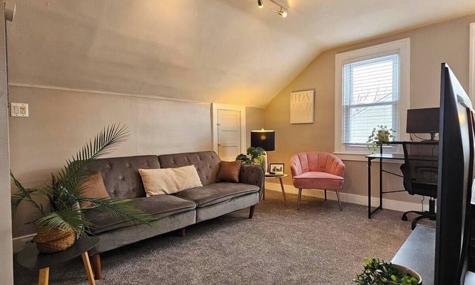 Ferndale Apartamento | Upper Unit Apartment with 2 Bedrooms - Workspace -Walk to Downtown Ferndale