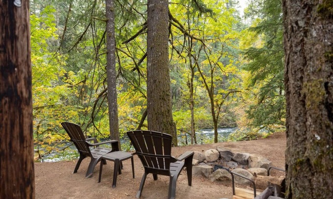 Blue River Cabina | Upriver Nest: Riverfront Oasis