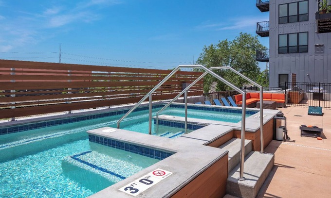Downtown Des Moines Apartamento | Upscale 1 BR Apt Dwntn & Hot Tub!
