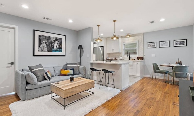 North Loop Casa | Upscale 1948 Vintage North Loop Bungalow