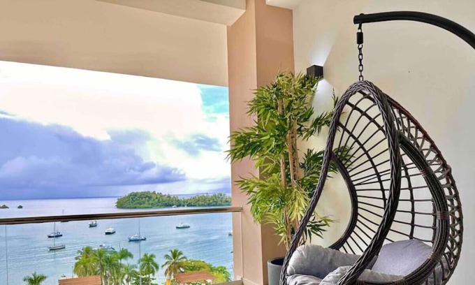 Barrio La Fortaleza Vieja Apartamento | Upscale 2 Bdrm 2 Bath Penthouse with Spectacular Bay View, King Beds, Pool, Gym...