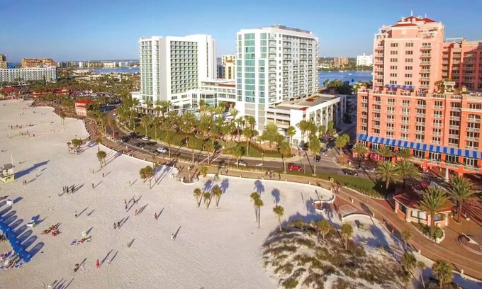 Clearwater Beach Complejo | Upscale 2 BR Presidential Suite sleeps up to 8 ppl on the beach in Clearwater FL