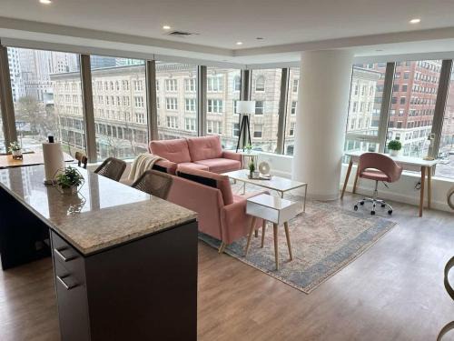 Theatre District Apartamento | Upscale 2BR Condo with Gym & Parking near MGH & TUFTS
