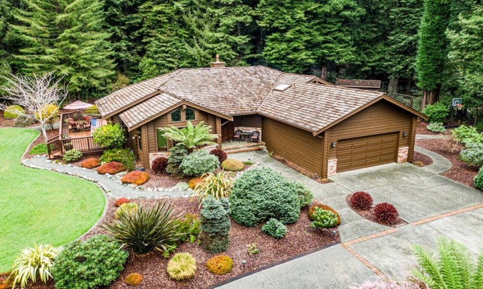 Arcata Casa | Upscale 3 bdm near Cal Poly, Redwoods, Deck, BBQ